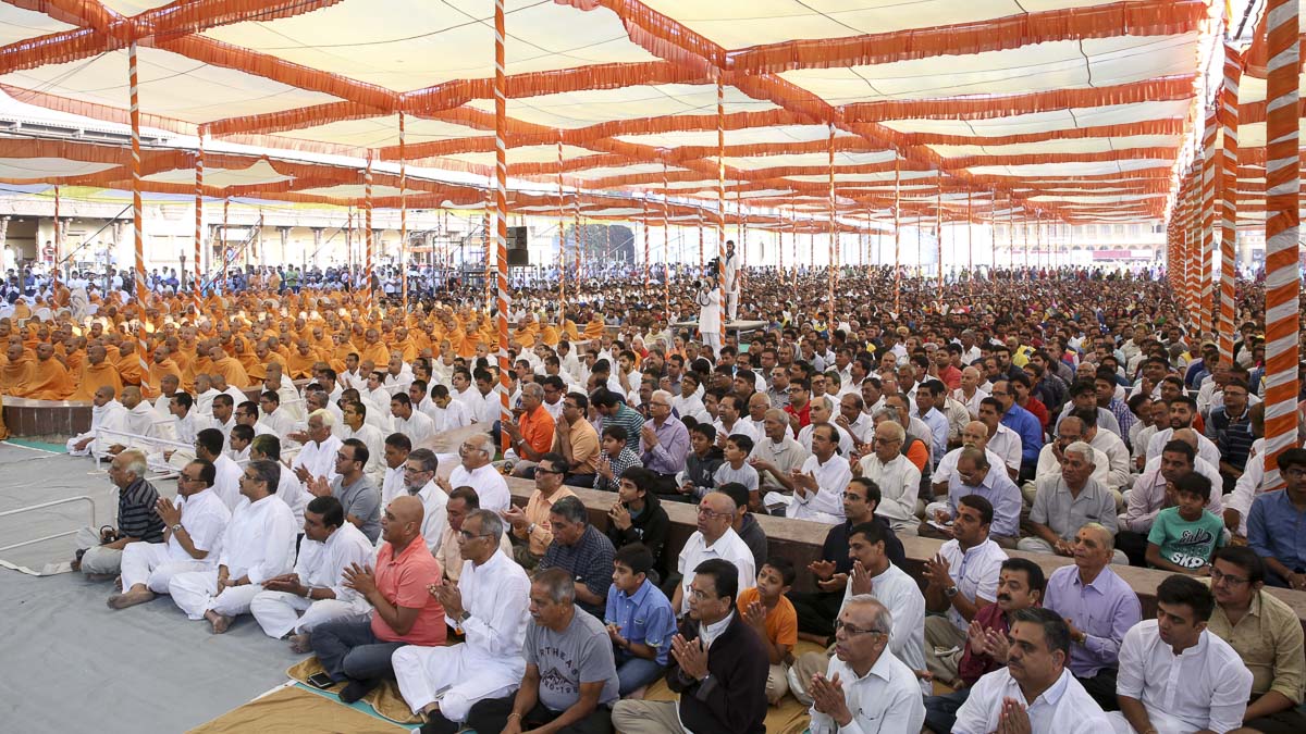 Sadhus and devotees doing Param Pujya Mahant Swami Maharaj's puja darshan, 12 Mar 2017