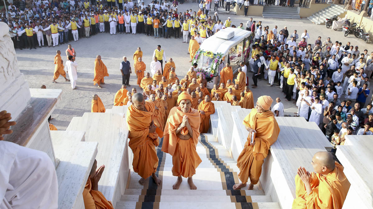 Param Pujya Mahant Swami Maharaj arrives for Thakorji's darshan, 12 Mar 2017