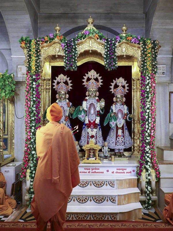 Param Pujya Mahant Swami Maharaj performs shangar arti, 12 Mar 2017