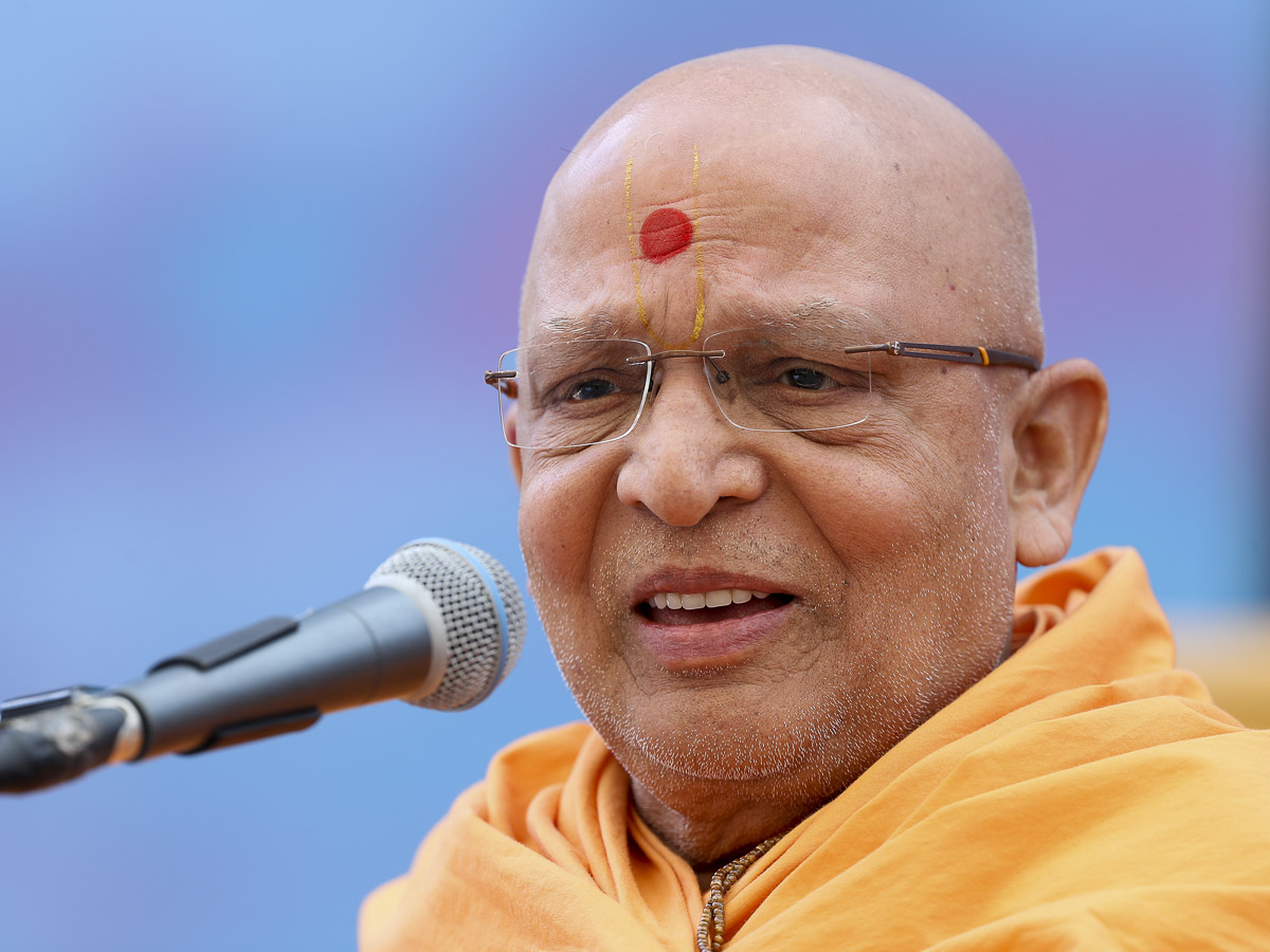Pujya Ghanshyamcharan Swami addresses the assembly, 12 Mar 2017