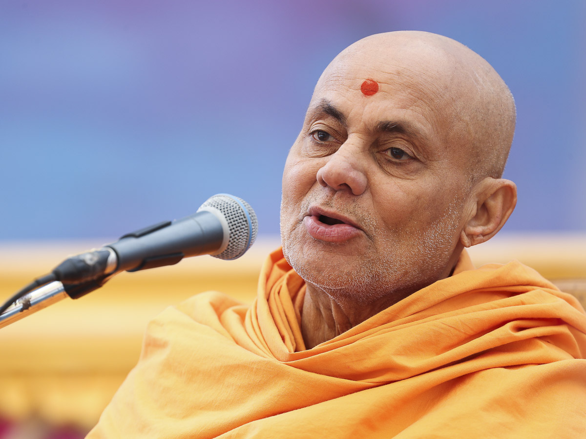 Pujya Viveksagar Swami addresses the assembly, 12 Mar 2017