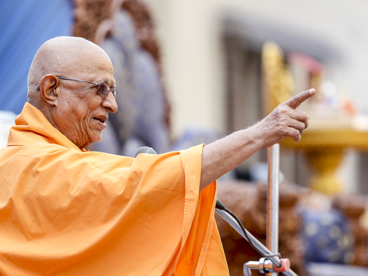 Pujya Swayamprakash Swami (Pujya Doctor Swami) addresses the assembly, 12 Mar 2017