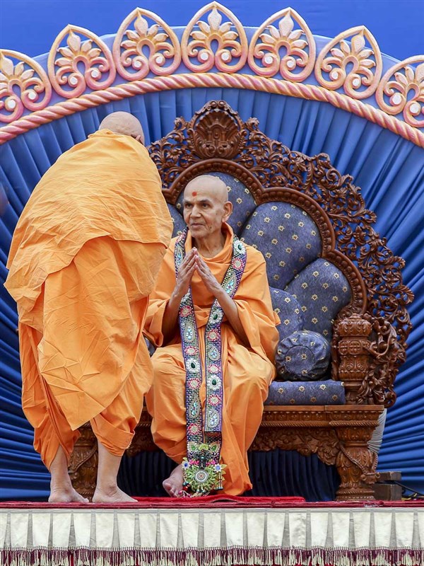 Pujya Ghanshyamcharan Swami honors Param Pujya Mahant Swami Maharaj with a garland, 12 Mar 2017