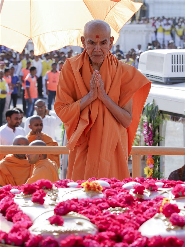Param Pujya Mahant Swami Maharaj engrossed in darshan at Brahmaswarup Pramukh Swami Maharaj's samadhi, 12 Mar 2017