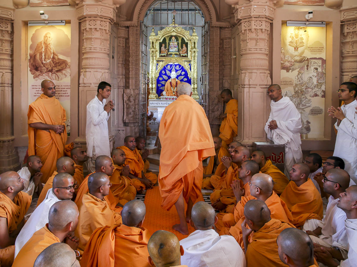 Param Pujya Mahant Swami Maharaj engrossed in darshan at Shri Yagnapurush Smruti Mandir, 12 Mar 2017