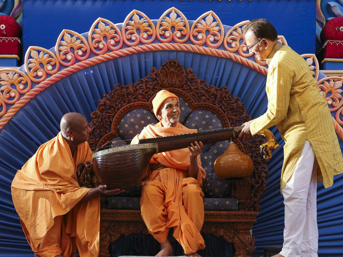 Param Pujya Mahant Swami Maharaj blesses Shri Narayan Mani, 14 Mar 2017