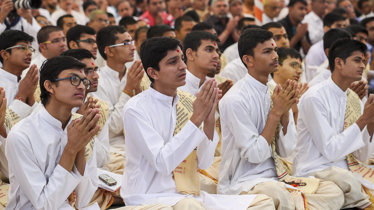 Students of BAPS Swaminarayan Sanskrit Mahavidyalaya doing darshan of Param Pujya Mahant Swami Maharaj, 14 Mar 2017