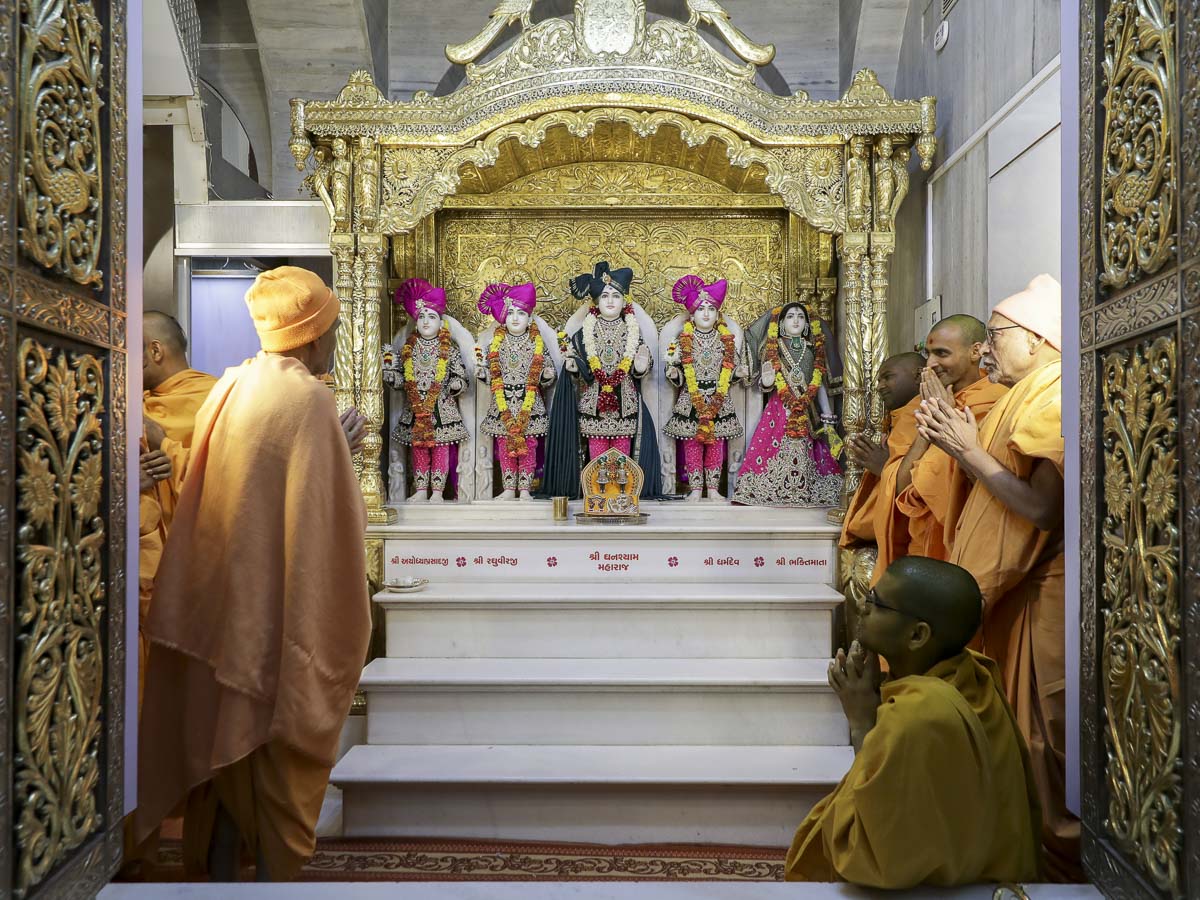 Param Pujya Mahant Swami Maharaj engrossed in darshan of Thakorji, 14 Mar 2017