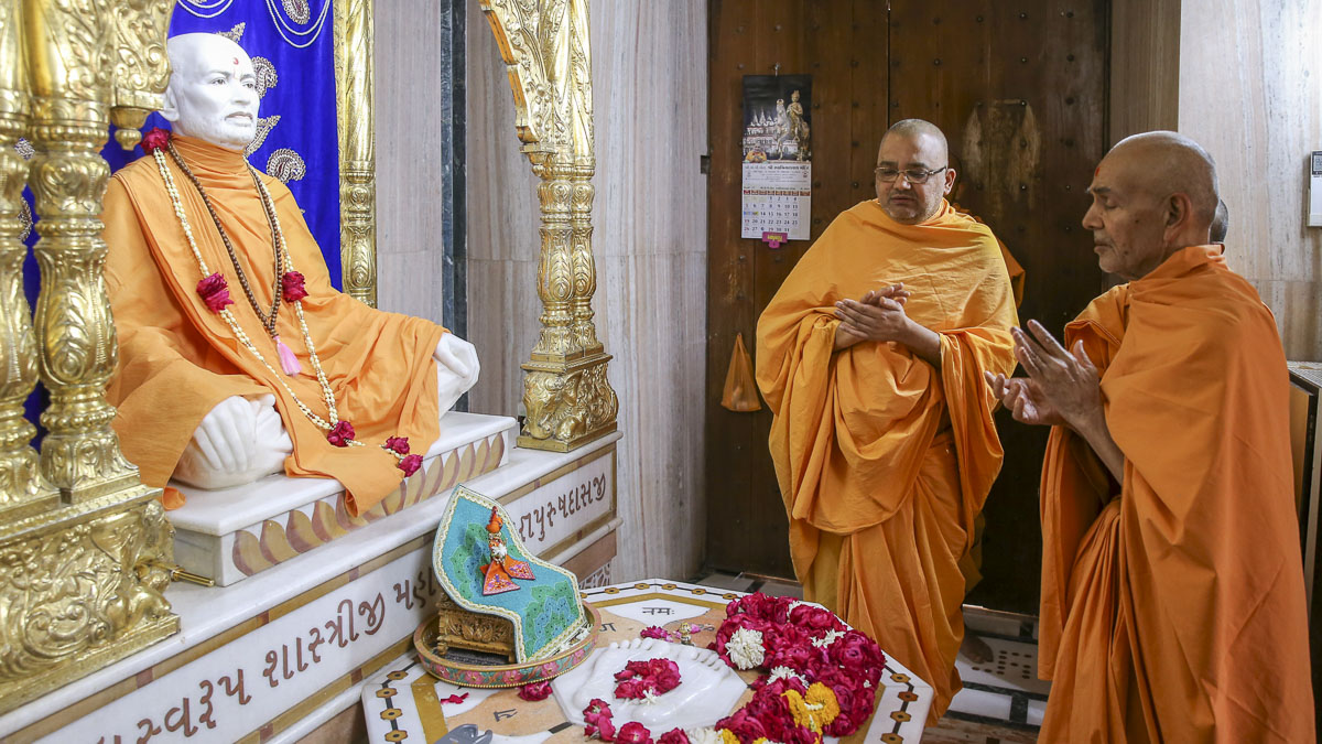Param Pujya Mahant Swami Maharaj chants Swaminarayan dhun at Shri Yagnapurush Smruti Mandir, 14 Mar 2017