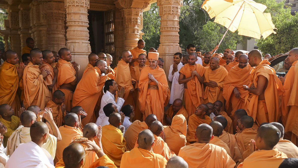 Param Pujya Mahant Swami Maharaj departs from Sarangpur, 14 Mar 2017