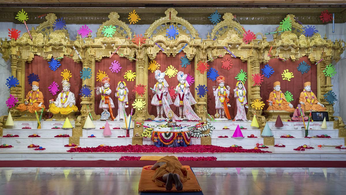 Param Pujya Mahant Swami Maharaj performs dandvats to Thakorji, 19 Mar 2017
