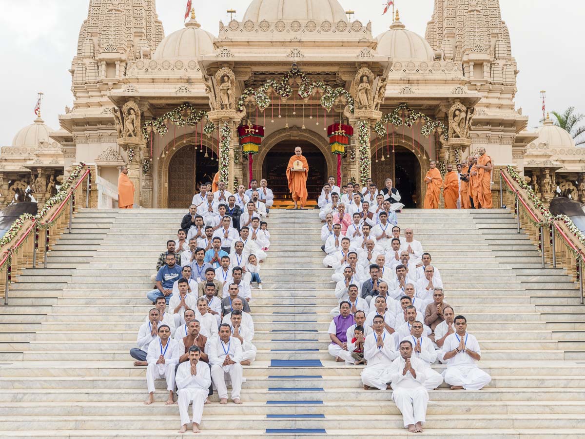 Devotees with Param Pujya Mahant Swami Maharaj, 19 Mar 2017