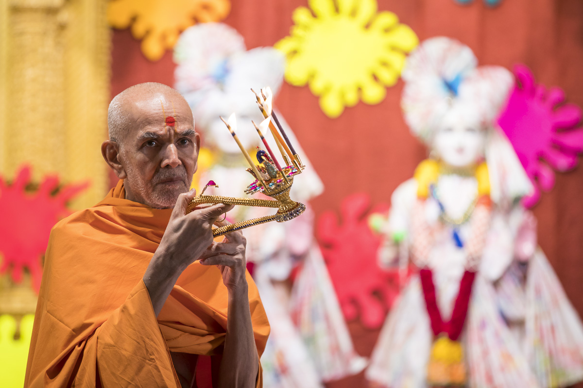 Param Pujya Mahant Swami Maharaj performs shangar arti, 19 Mar 2017