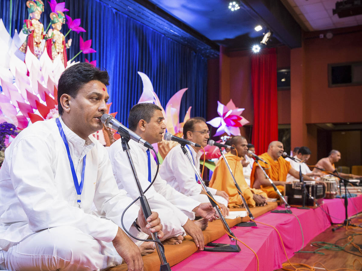 Sadhus and youths sing kirtans in the symbolic Pushpadolotsav celebration assembly, 19 Mar 2017