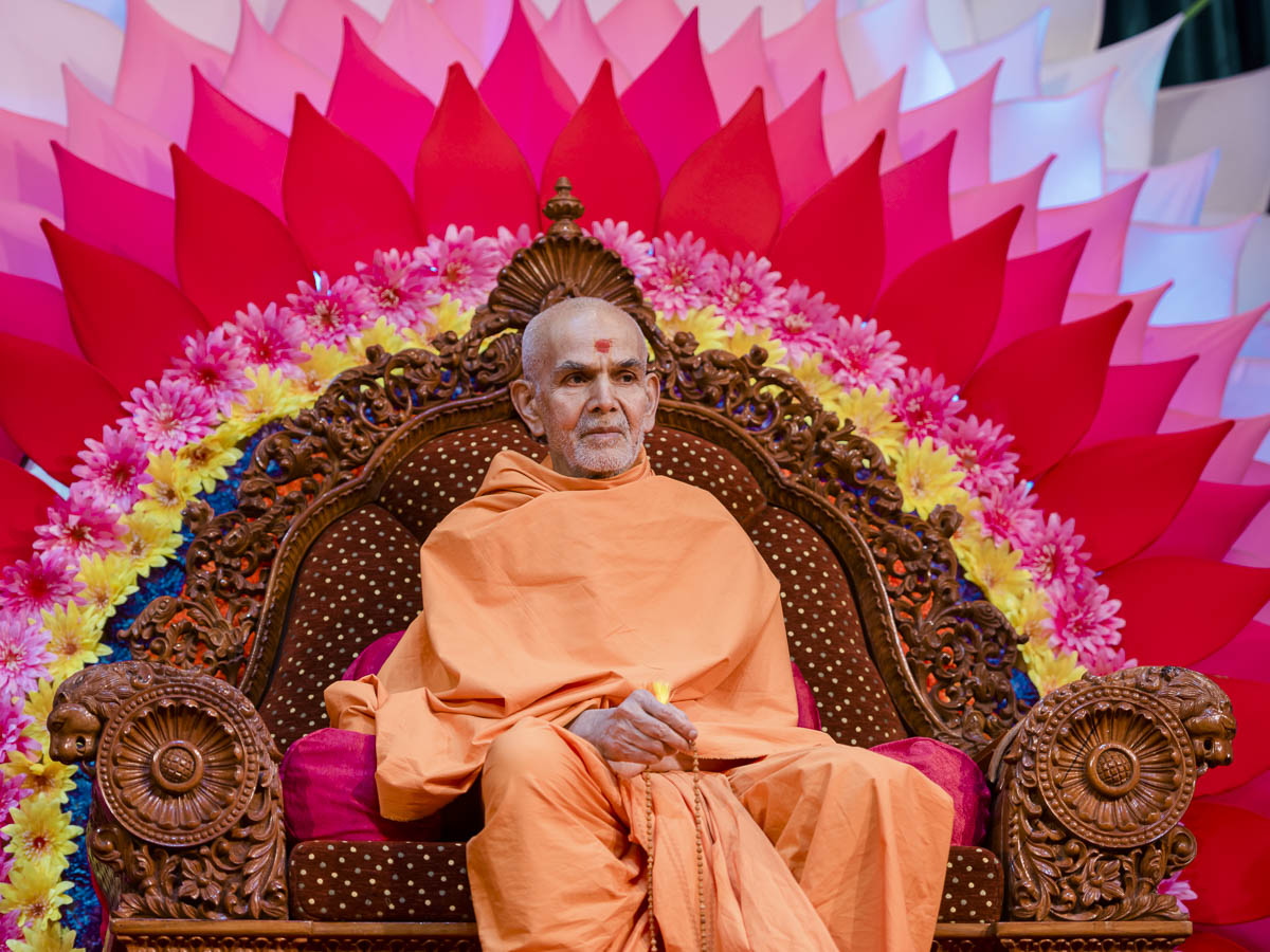 Param Pujya Mahant Swami Maharaj during the assembly, 19 Mar 2017