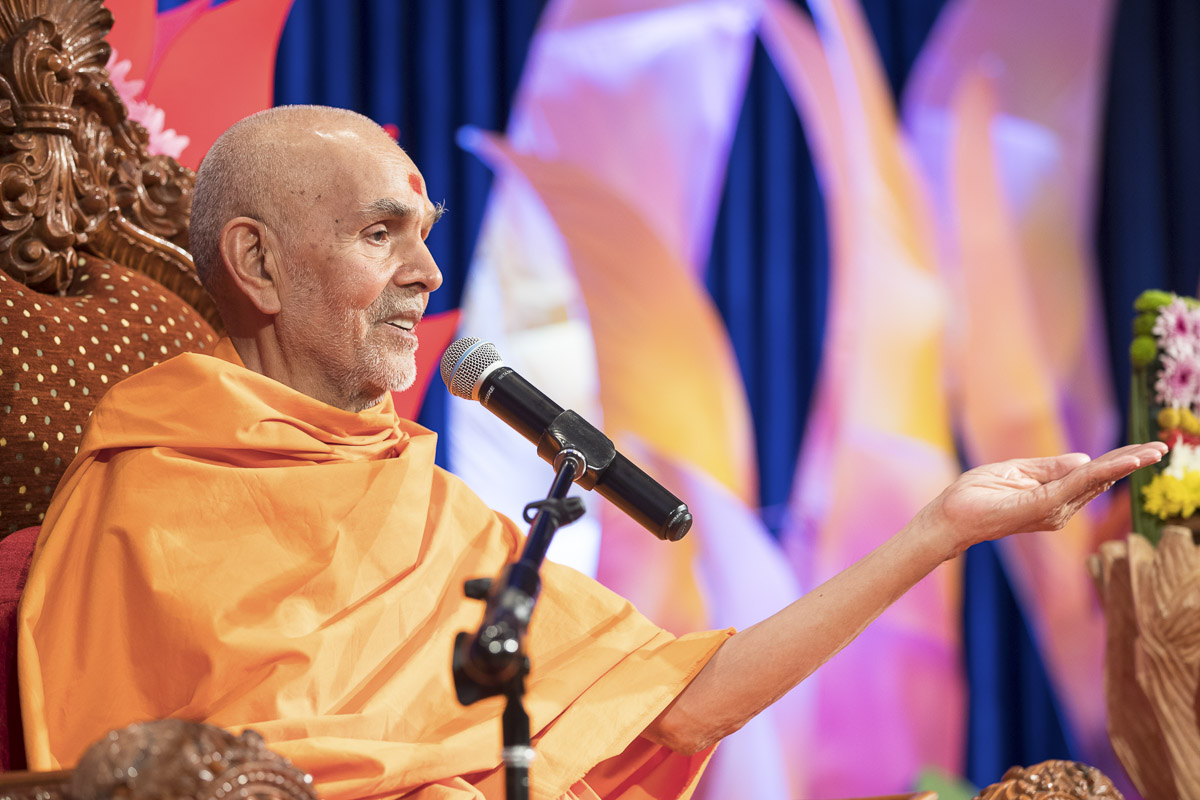 Param Pujya Mahant Swami Maharaj blesses the assembly, 19 Mar 2017