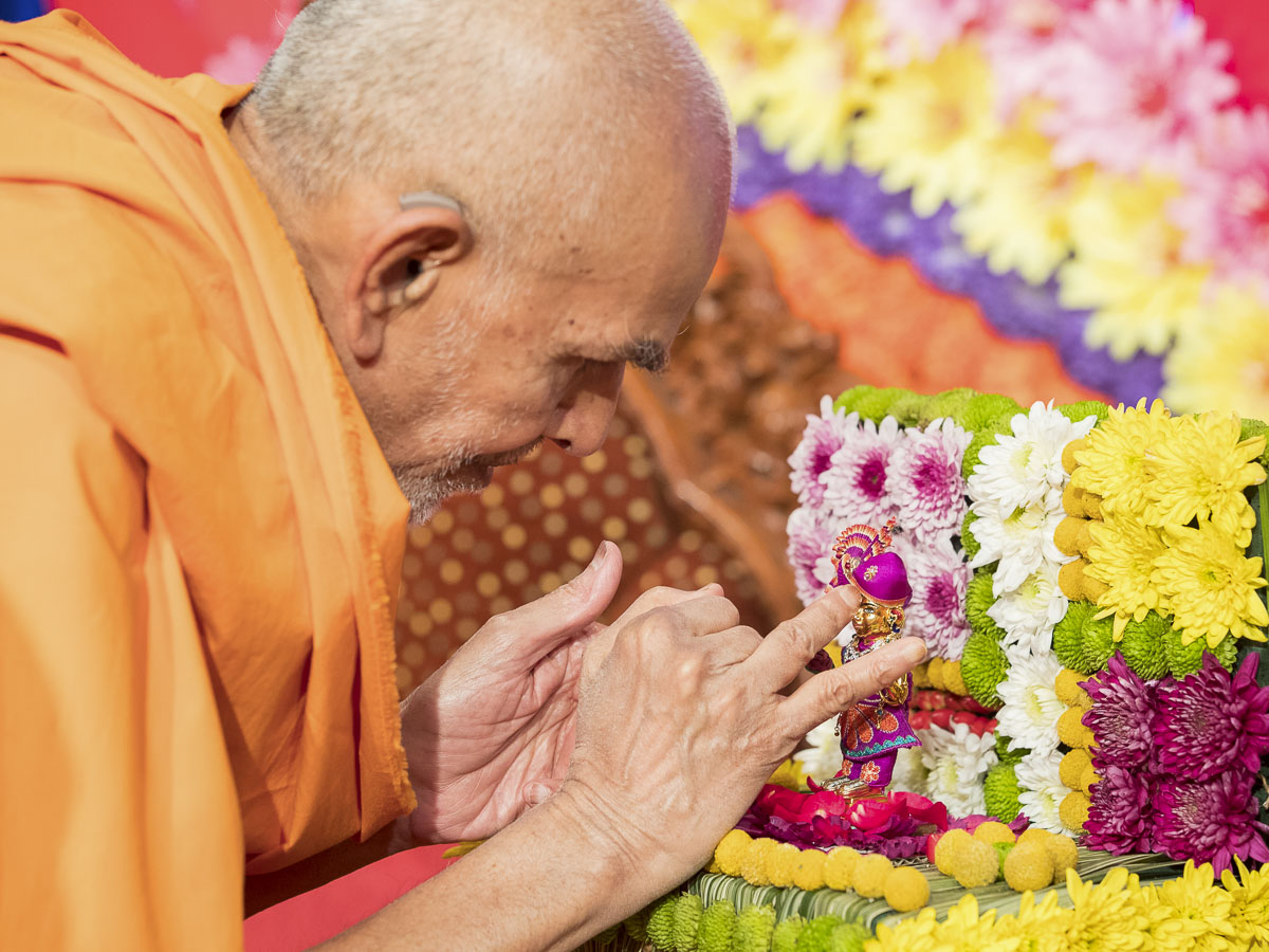 Param Pujya Mahant Swami Maharaj performs pujan of Shri Harikrishna Maharaj, 19 Mar 2017