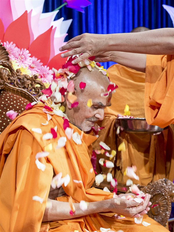 Pujya Ishwarcharan Swami showers flower petals on Param Pujya Mahant Swami Maharaj, 19 Mar 2017