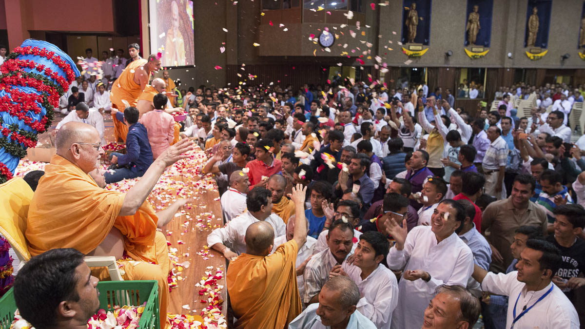 Pujya Ishwarcharan Swami showers flower petals on devotees, 19 Mar 2017