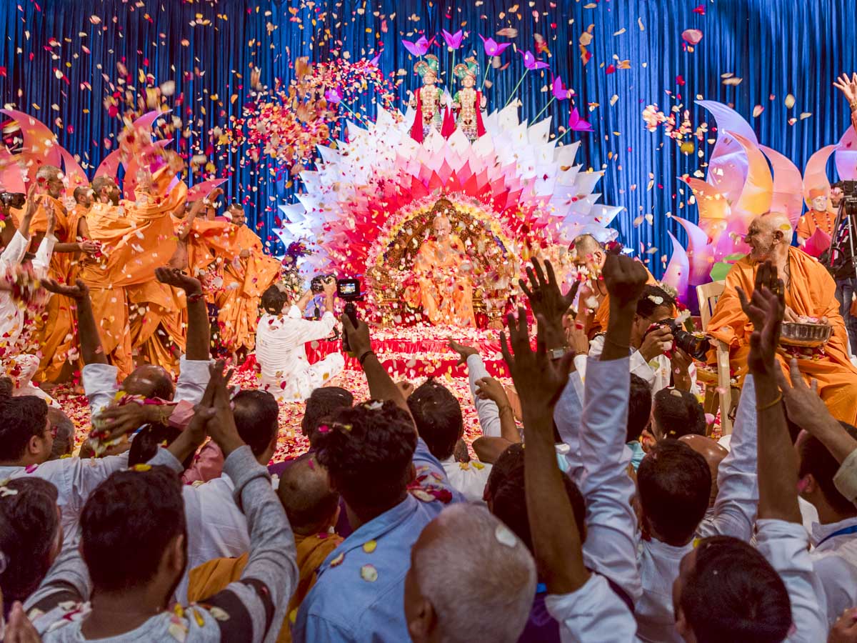 Devotees shower flower petals on Param Pujya Mahant Swami Maharaj and senior sadhus, 19 Mar 2017