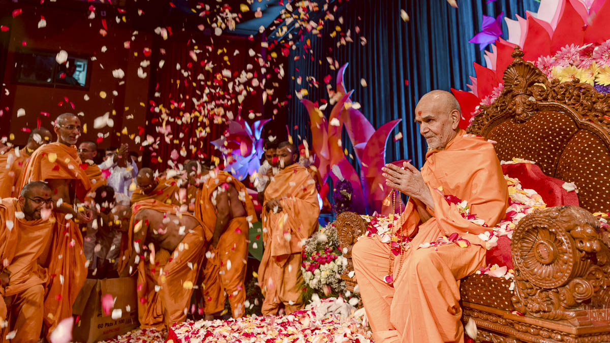 Param Pujya Mahant Swami Maharaj greets devotees with 'Jai Swaminarayan', 19 Mar 2017