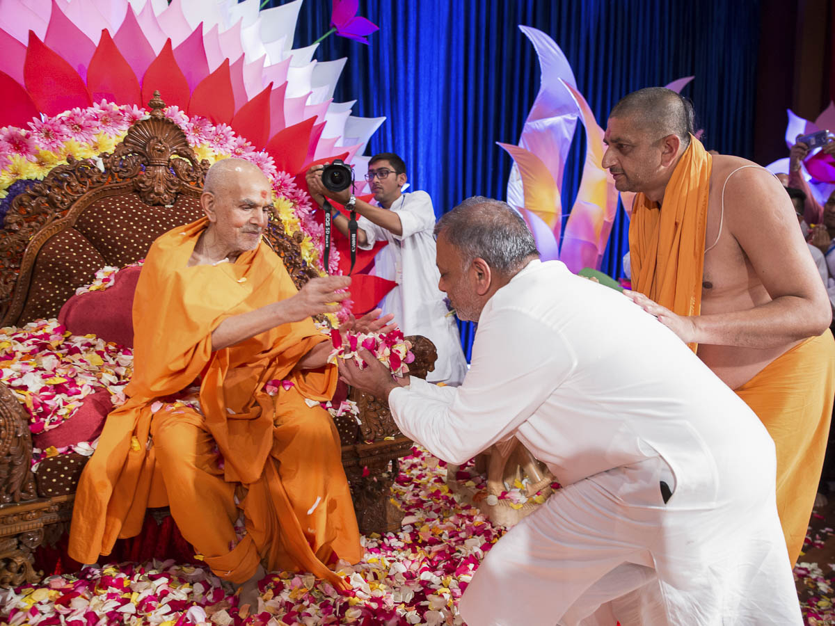 Param Pujya Mahant Swami Maharaj blesses Harishbhai, 19 Mar 2017