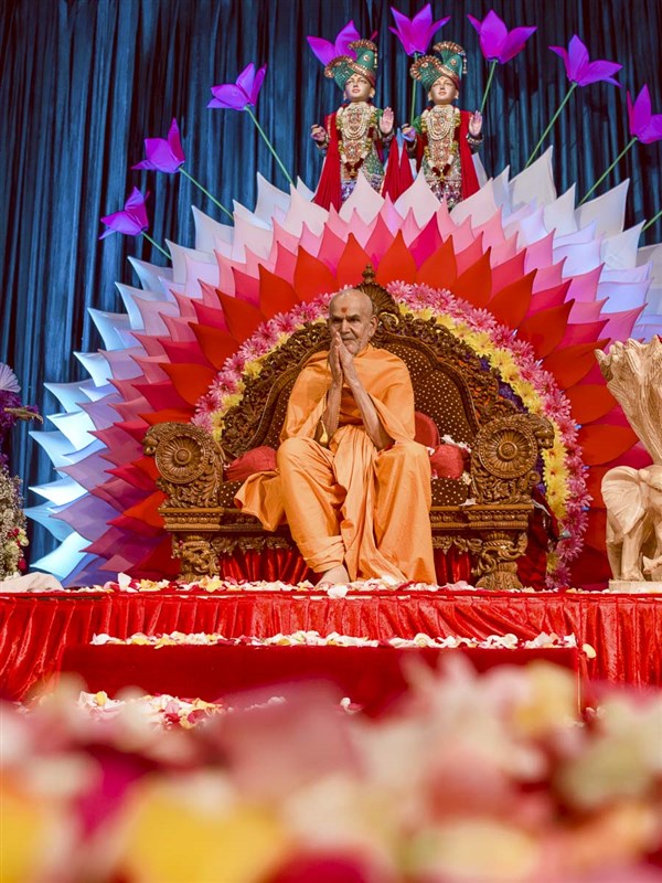 Param Pujya Mahant Swami Maharaj greets all with 'Jai Swaminarayan', 19 Mar 2017