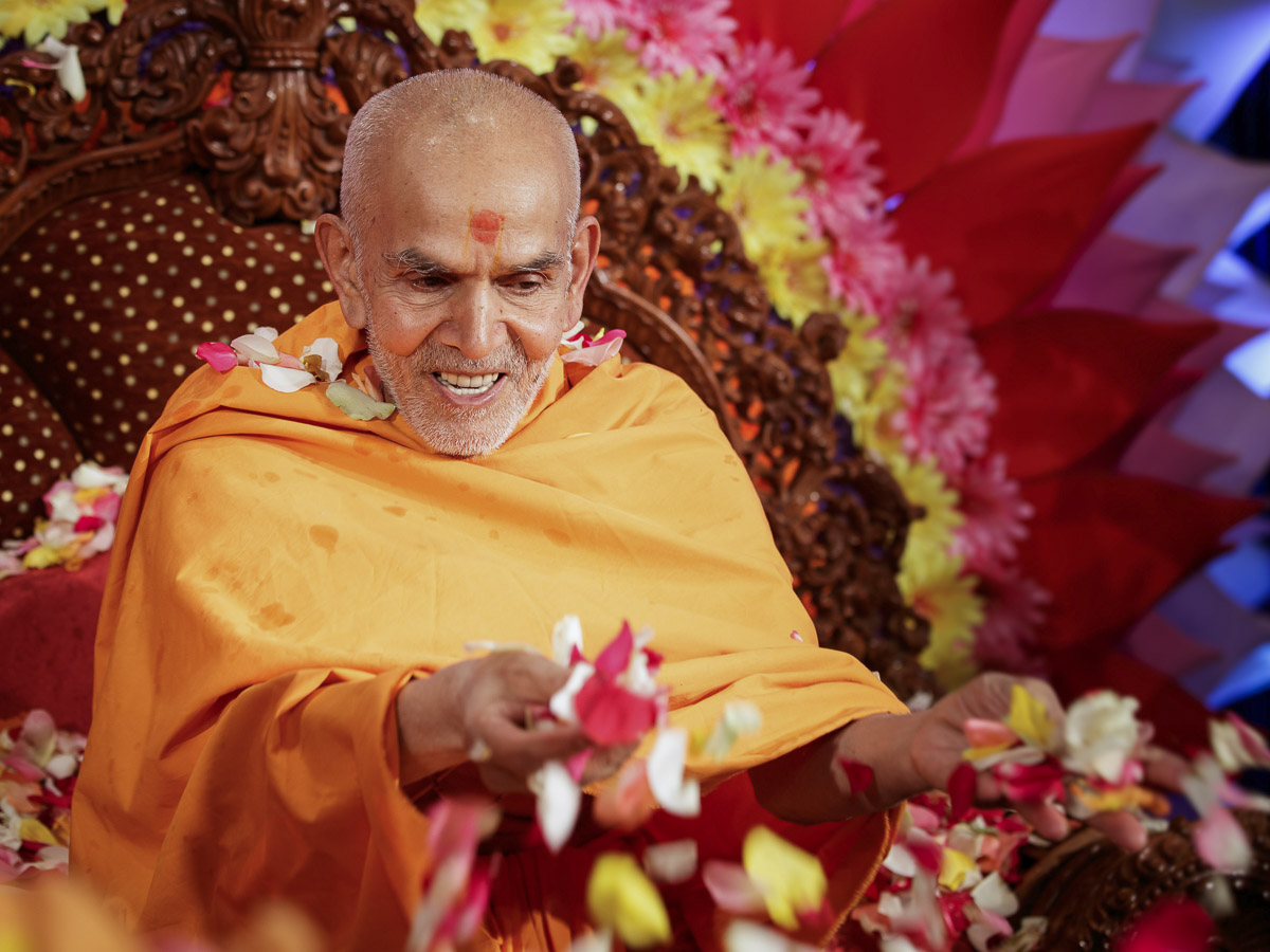 Param Pujya Mahant Swami Maharaj showers flower petals on sadhus, 19 Mar 2017