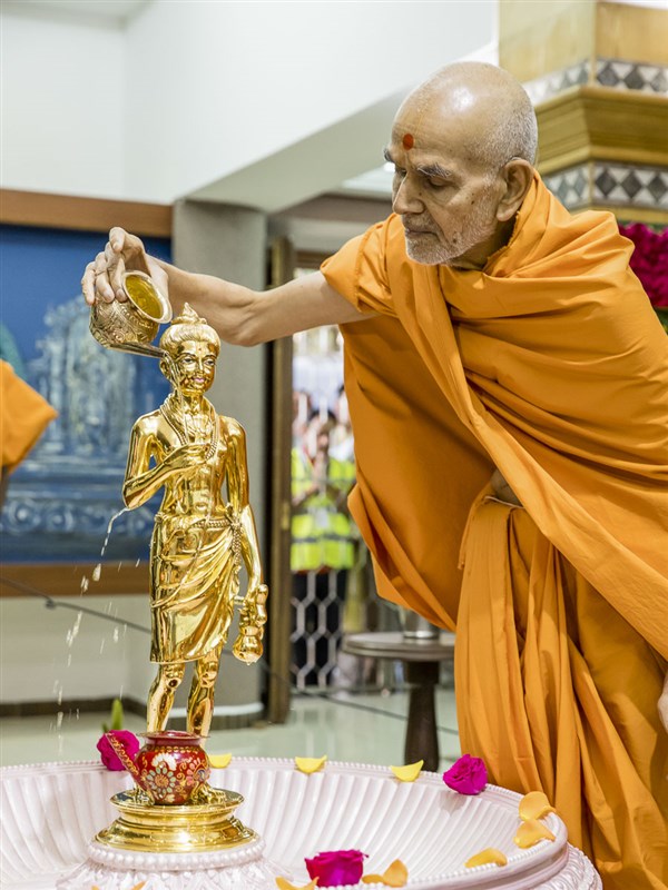 Param Pujya Mahant Swami Maharaj performs abhishek of Shri Nilkanth Varni, 18 Mar 2017
