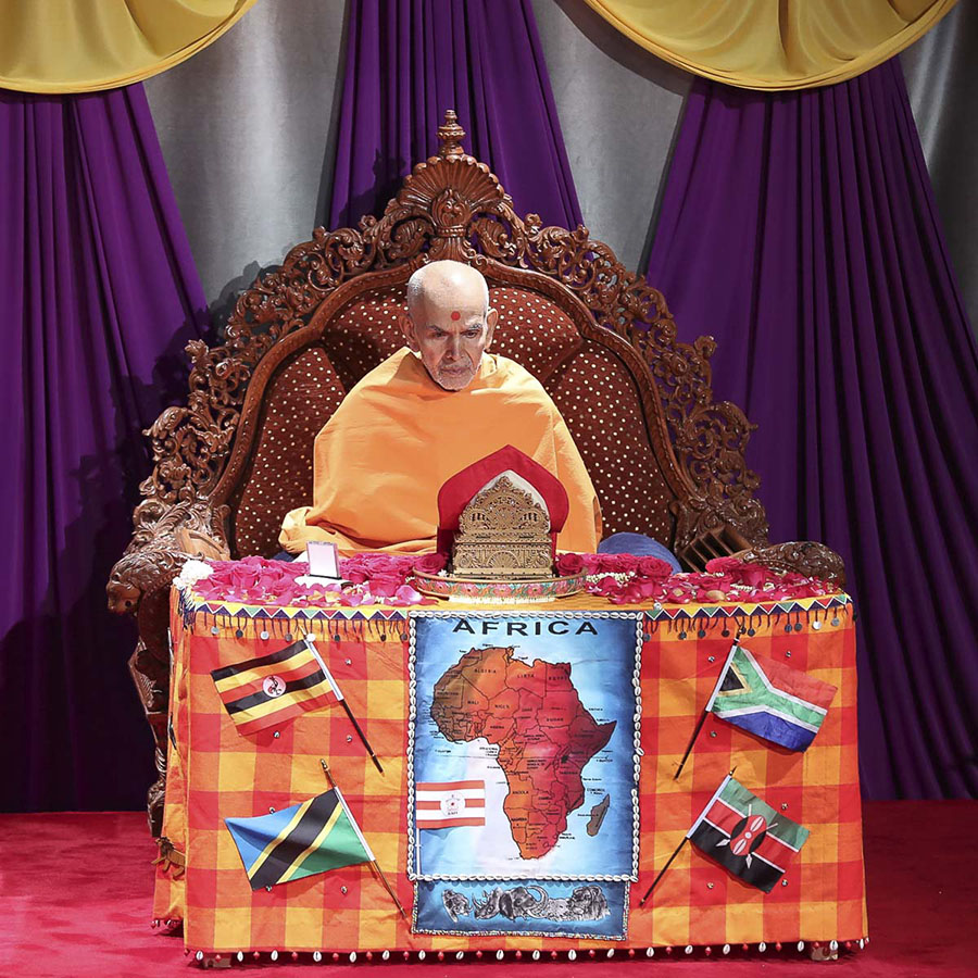 Param Pujya Mahant Swami Maharaj performs his morning puja, 18 Mar 2017