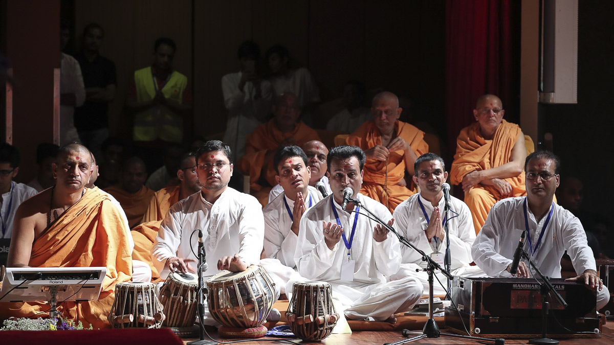 Devotees sing kirtans in Param Pujya Mahant Swami Maharaj's morning puja, 18 Mar 2017