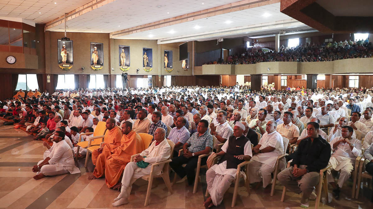 Devotees doing Param Pujya Mahant Swami Maharaj's puja darshan, 18 Mar 2017