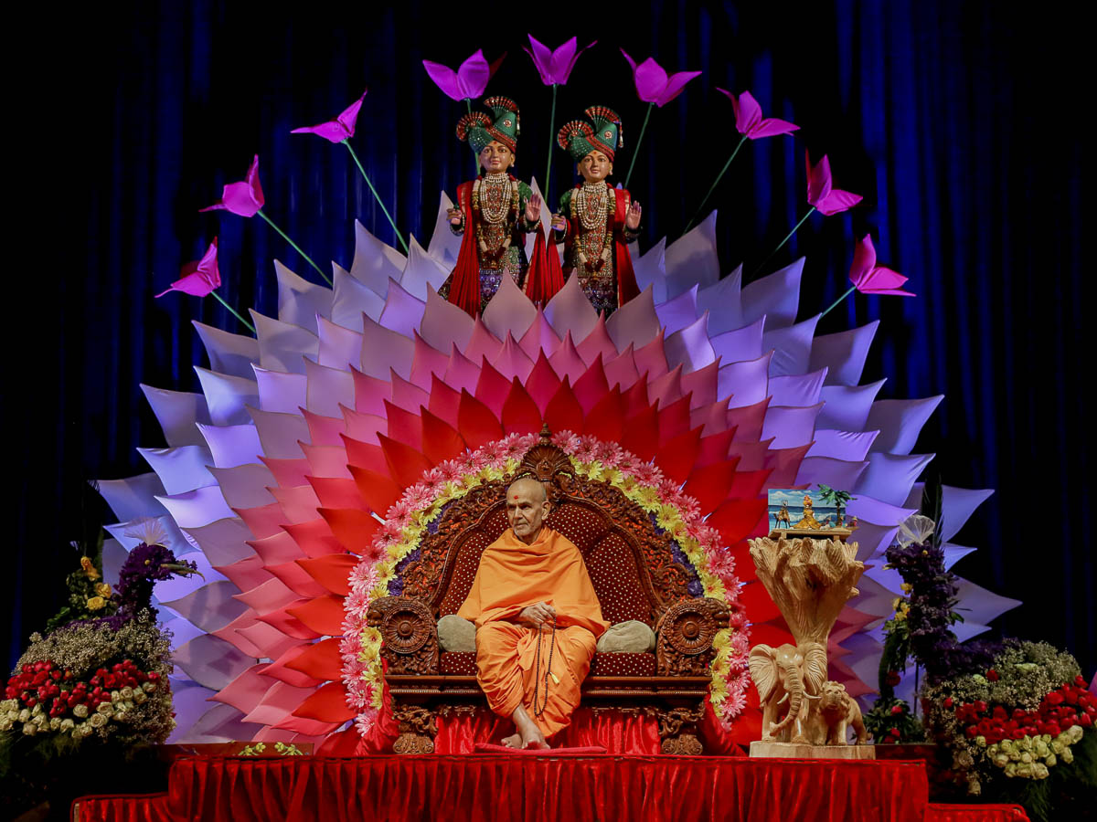 Param Pujya Mahant Swami Maharaj during the assembly, 18 Mar 2017