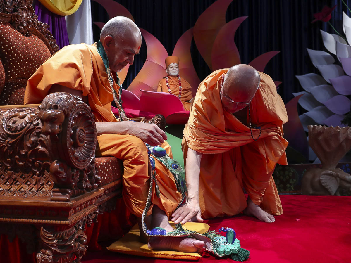 Pujya Ishwarcharan Swami honors Param Pujya Mahant Swami Maharaj with a garland, 18 Mar 2017