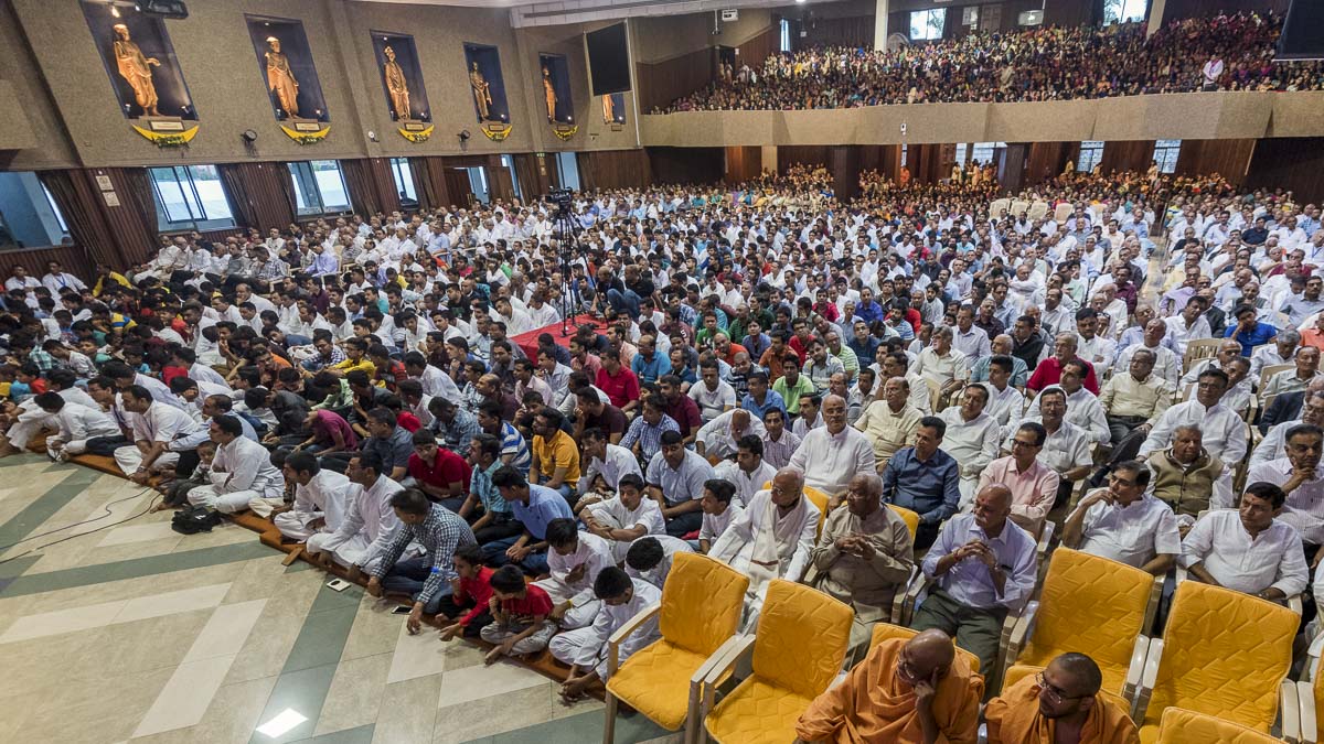 Devotees during the assembly, 18 Mar 2017