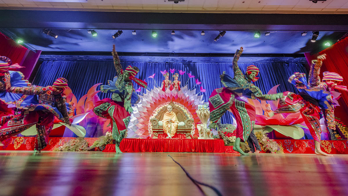 Youths perform a cultural dance before Param Pujya Mahant Swami Maharaj, 18 Mar 2017