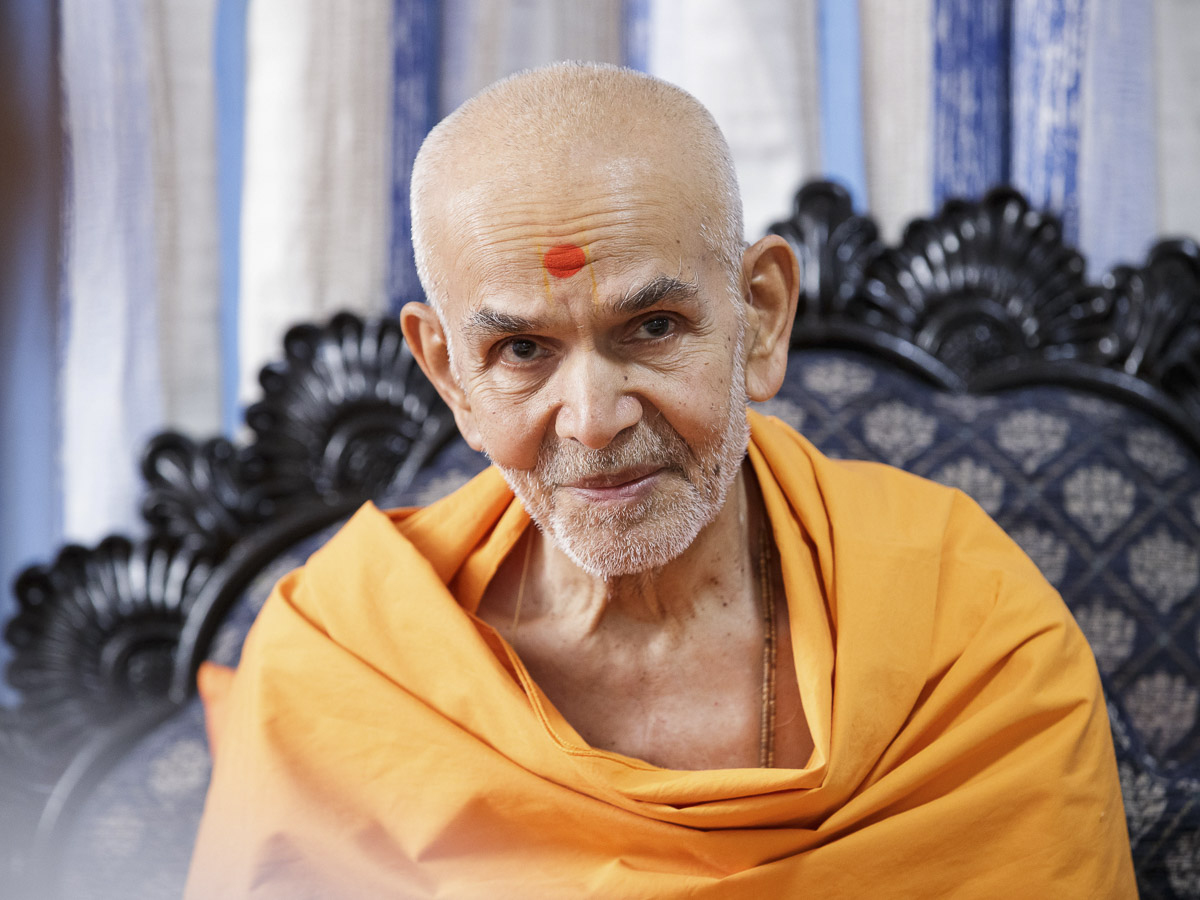 Param Pujya Mahant Swami Maharaj in a divine mood, 18 Mar 2017