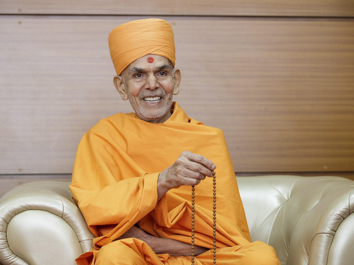 Param Pujya Mahant Swami Maharaj in a divine, jovial mood, 17 Mar 2017