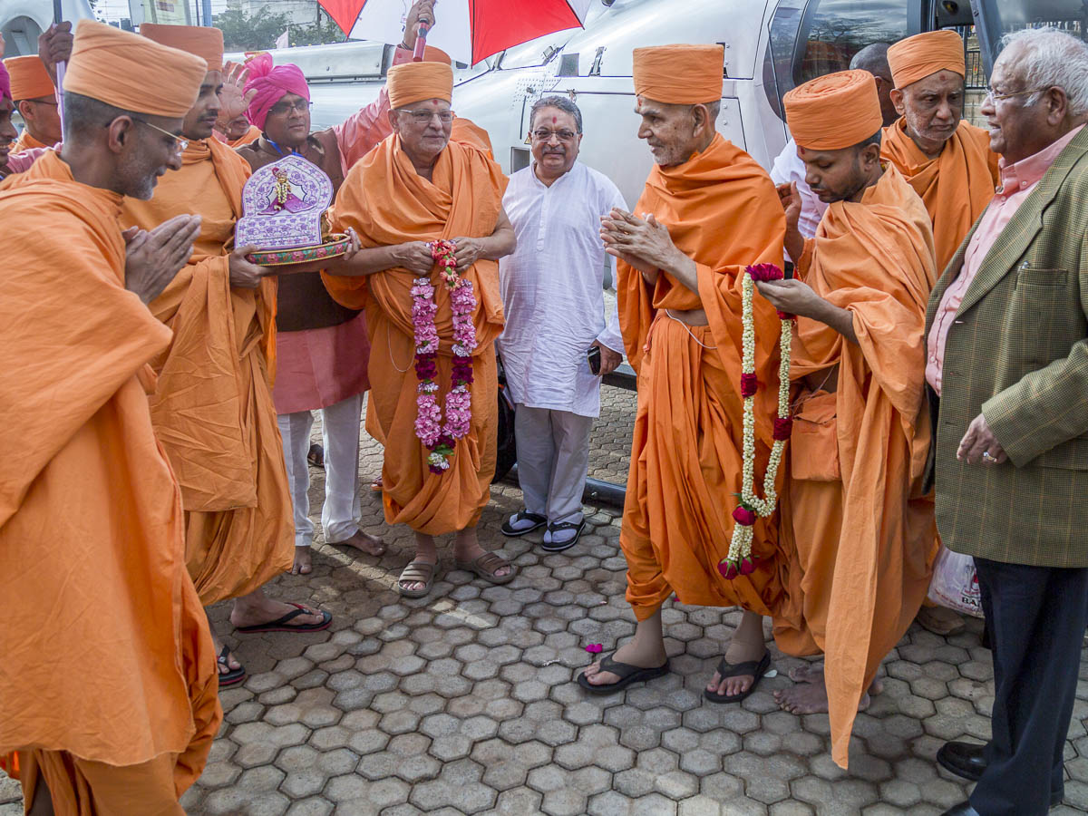 Param Pujya Mahant Swami Maharaj arrives at Nairobi Mandir, 17 Mar 2017