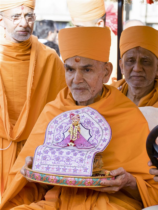 Param Pujya Mahant Swami Maharaj with Shri Harikrishna Maharaj, 17 Mar 2017