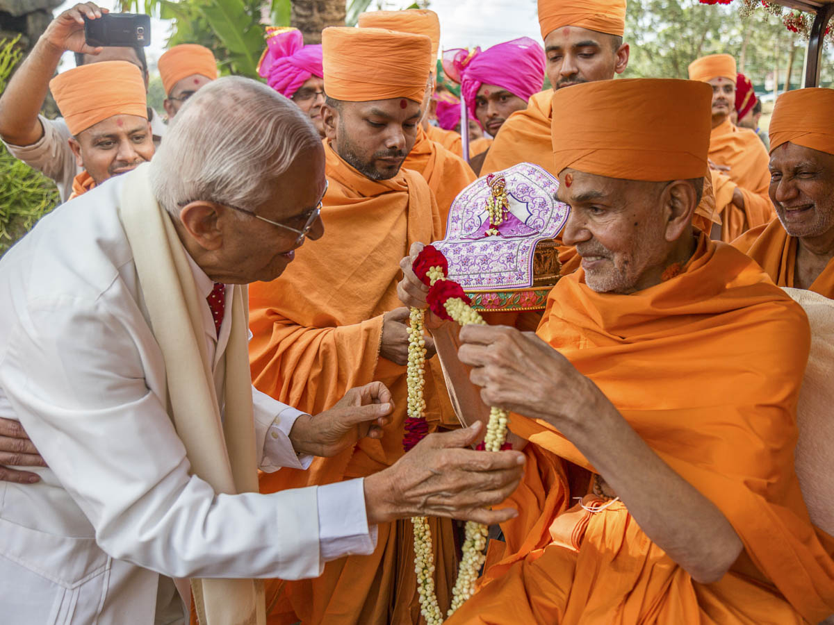 Mahendrabhai welcomes Param Pujya Mahant Swami Maharaj with a garland, 17 Mar 2017