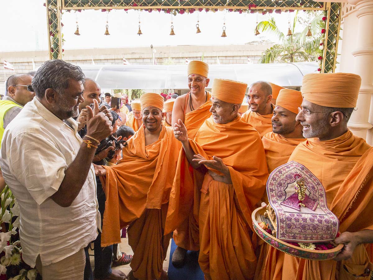 Param Pujya Mahant Swami Maharaj blesses Subhashbhai, 17 Mar 2017