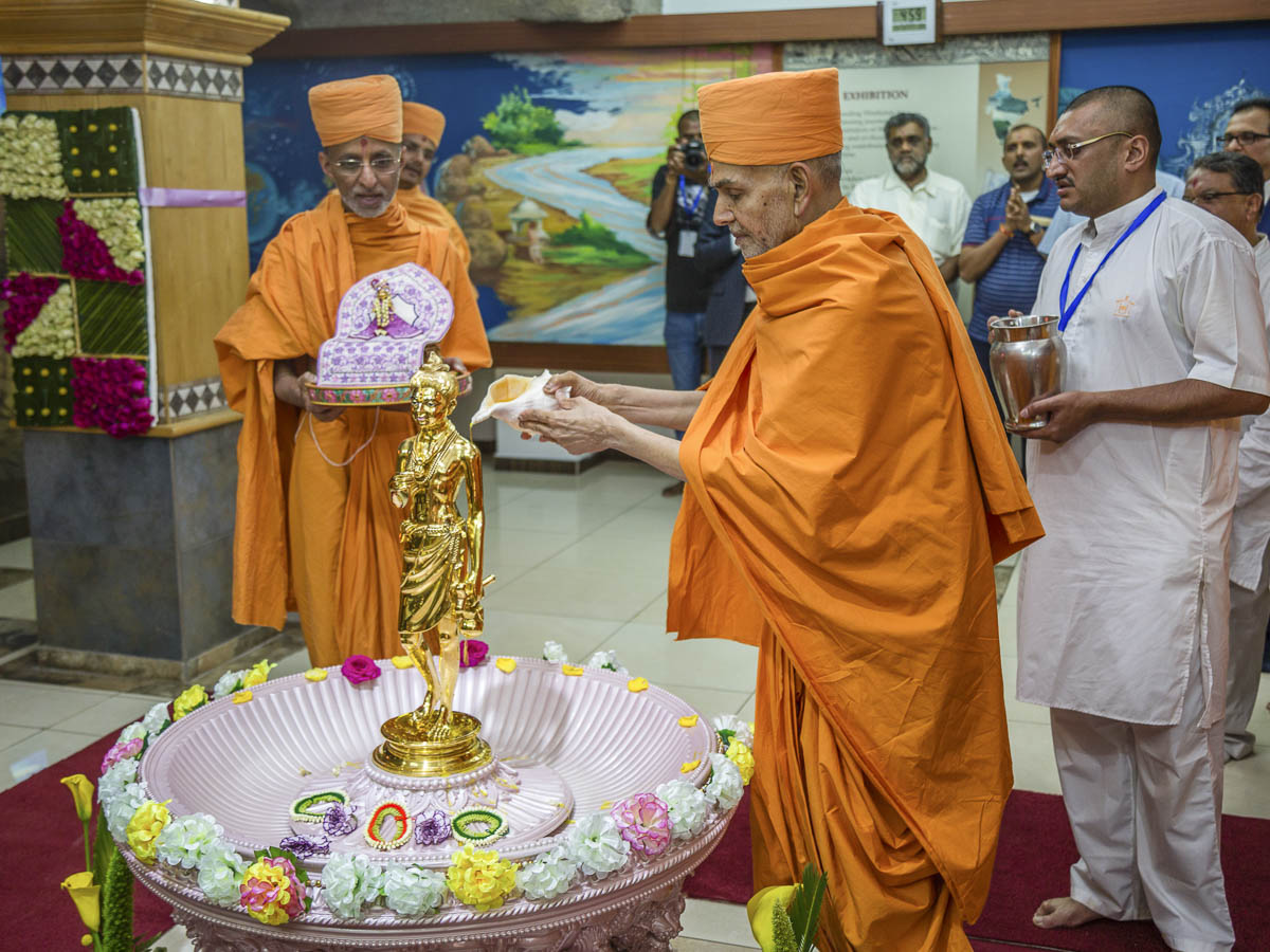Param Pujya Mahant Swami Maharaj performs abhishek of Shri Nilkanth Varni, 17 Mar 2017
