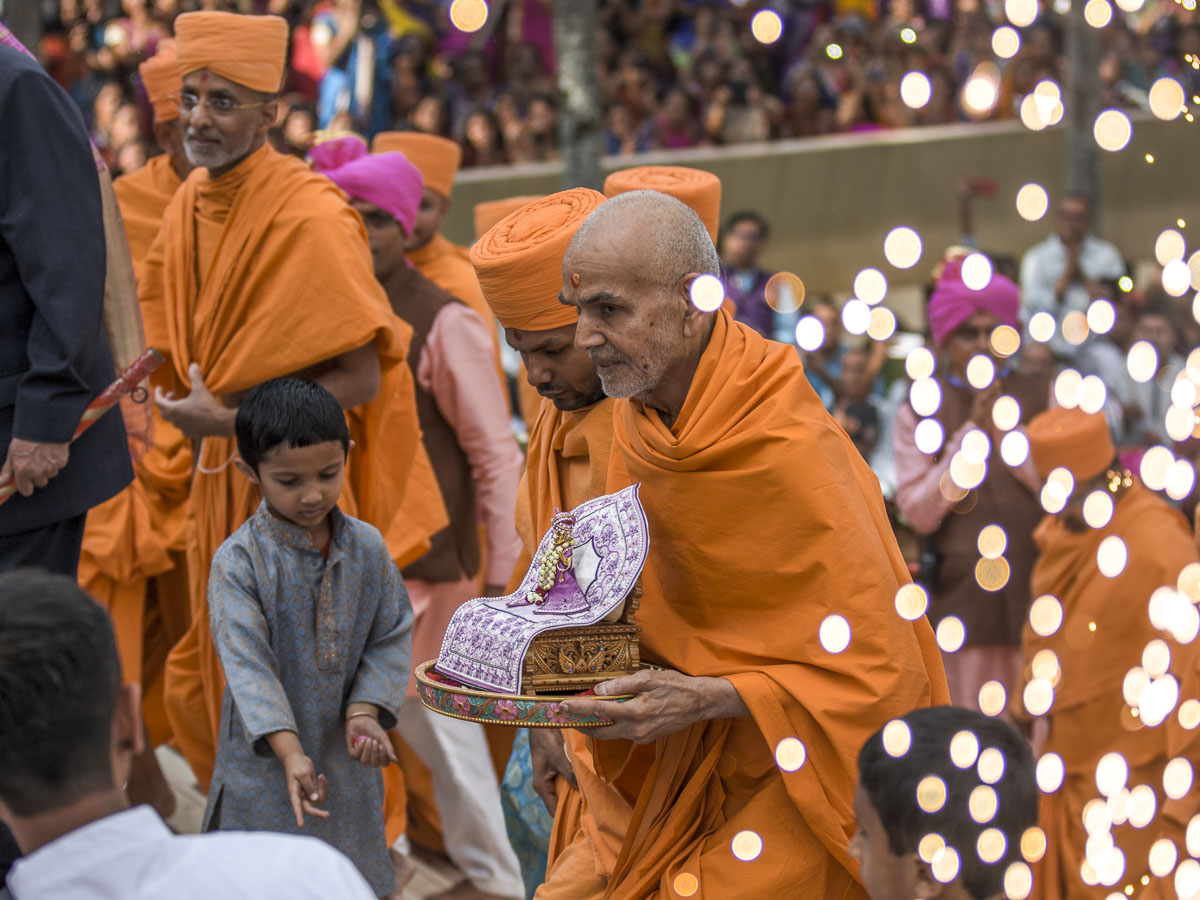 Param Pujya Mahant Swami Maharaj with Shri Harikrishna Maharaj, 17 Mar 2017