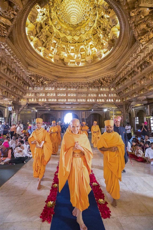 Param Pujya Mahant Swami Maharaj beneath the mandir dome, 17 Mar 2017