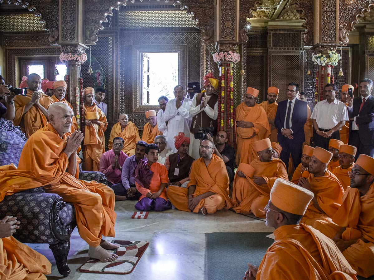 Param Pujya Mahant Swami Maharaj greets all with 'Jai Swaminarayan', 17 Mar 2017