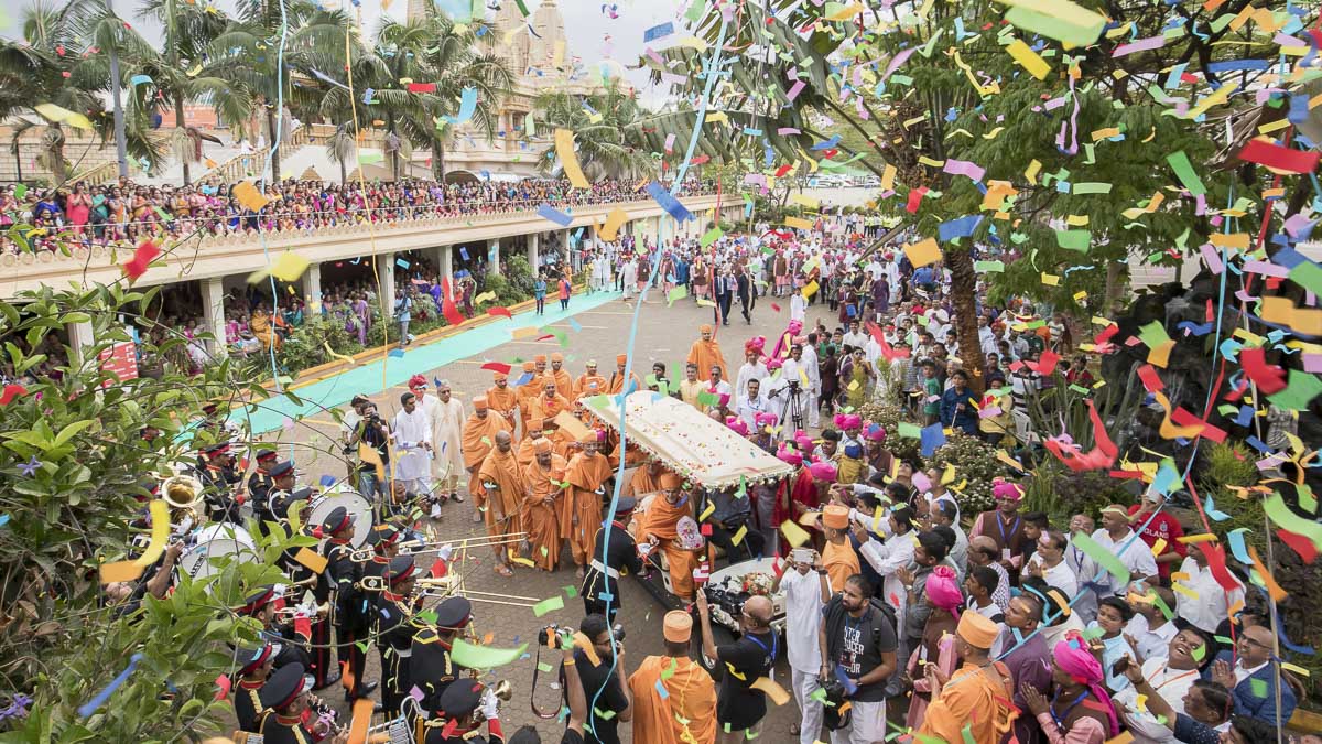 Devotees welcome Param Pujya Mahant Swami Maharaj, 17 Mar 2017