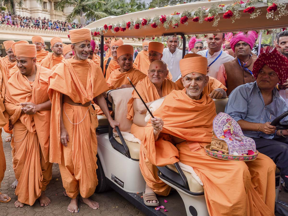 Param Pujya Mahant Swami Maharaj waves a chhadi, 17 Mar 2017