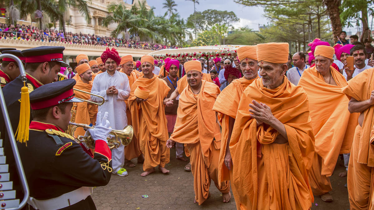 Param Pujya Mahant Swami Maharaj blesses youths, 17 Mar 2017