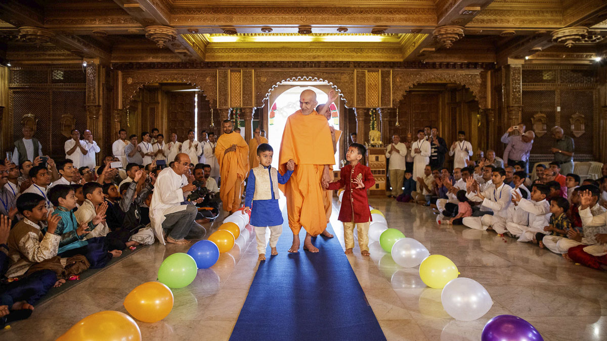 Children doing darshan of Param Pujya Mahant Swami Maharaj, 20 Mar 2017
